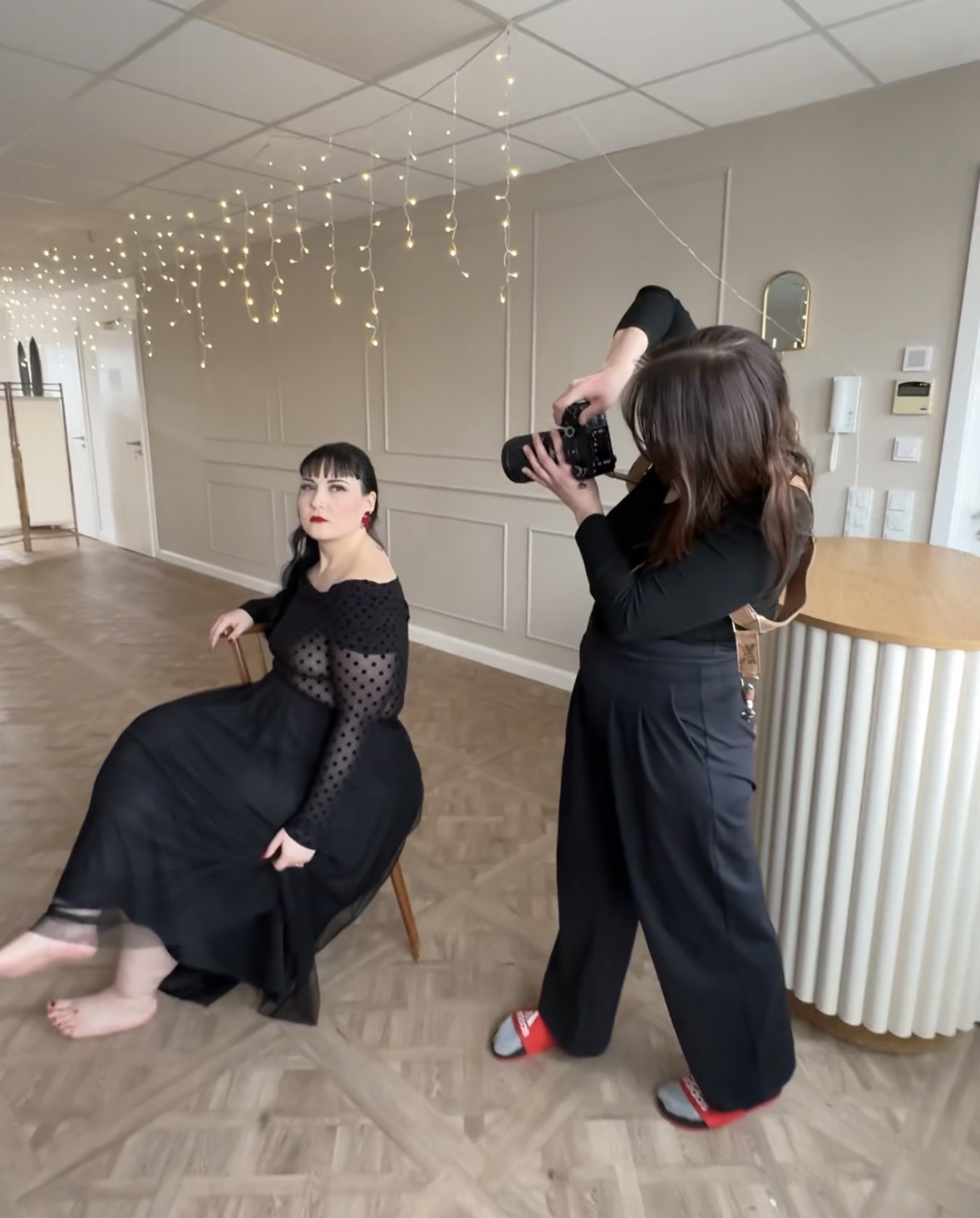 Echter Moment hinter den Kulissen des Shootings